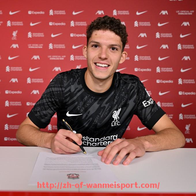 完美体育app-意甲联赛中小球队前锋的成长与表现分析